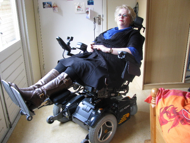 Astrid van der Helm n haar rolstoel met kantelstand